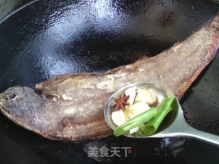 麻辣酱炖比目鱼的做法步骤：3