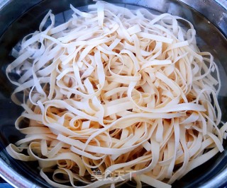 洋葱青椒拌豆皮的做法步骤：4