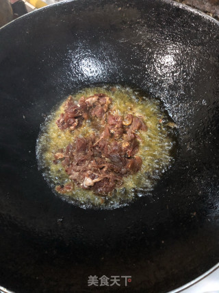 芹菜炒牛肉的做法步骤：1