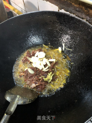 芹菜炒牛肉的做法步骤：2