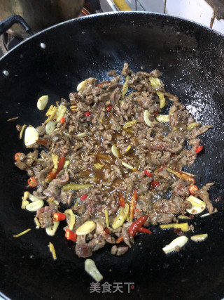 芹菜炒牛肉的做法步骤：3