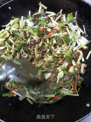 芹菜炒牛肉的做法步骤：5