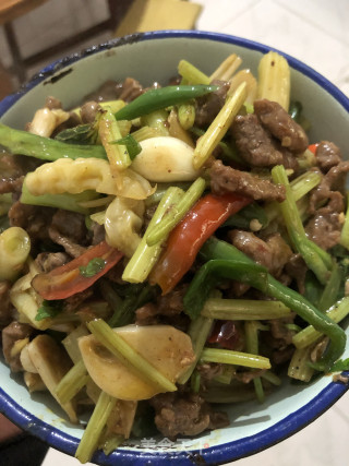 芹菜炒牛肉的做法步骤：6