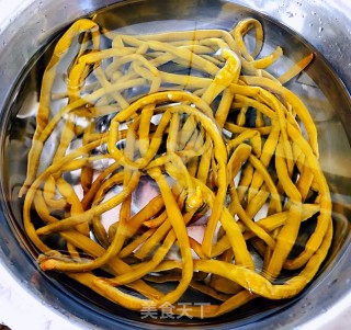 酸豆角炒腊肠的做法步骤：1