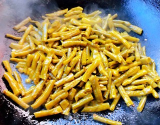 酸豆角炒腊肠的做法步骤：5