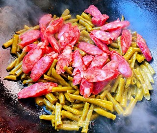 酸豆角炒腊肠的做法步骤：6