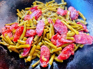 酸豆角炒腊肠的做法步骤：7
