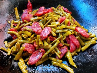 酸豆角炒腊肠的做法步骤：8