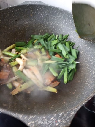 蒜苗炒腊肉的做法步骤：11
