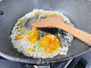咸鲜可口的咸蛋黄豆腐羹的做法步骤：4