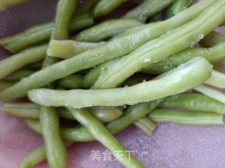 精肉小炖冻芸豆角的做法步骤：1