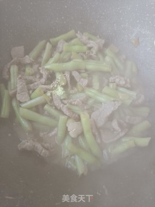 精肉小炖冻芸豆角的做法步骤：10