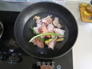 当心倒春寒❤️来碗隔水清炖香菇鸡汤提高机体免疫力❗️汤清味鲜的做法步骤：2
