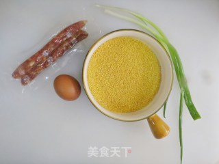 年夜饭主食腊肠炒小米饭❤️色泽金黄有嚼头❗️寓意金玉满堂的做法步骤：1