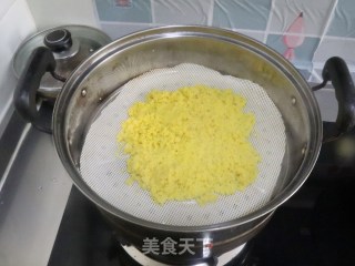 年夜饭主食腊肠炒小米饭❤️色泽金黄有嚼头❗️寓意金玉满堂的做法步骤：3