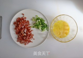 年夜饭主食腊肠炒小米饭❤️色泽金黄有嚼头❗️寓意金玉满堂的做法步骤：4