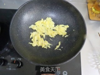 年夜饭主食腊肠炒小米饭❤️色泽金黄有嚼头❗️寓意金玉满堂的做法步骤：5