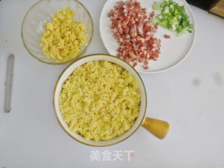 年夜饭主食腊肠炒小米饭❤️色泽金黄有嚼头❗️寓意金玉满堂的做法步骤：6