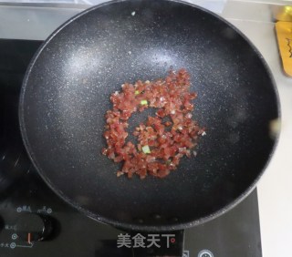 年夜饭主食腊肠炒小米饭❤️色泽金黄有嚼头❗️寓意金玉满堂的做法步骤：7