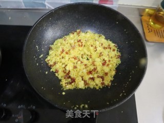 年夜饭主食腊肠炒小米饭❤️色泽金黄有嚼头❗️寓意金玉满堂的做法步骤：8