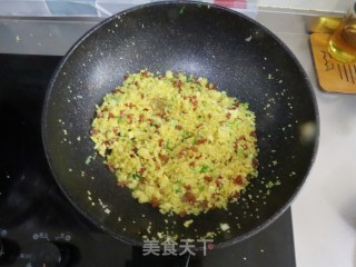 年夜饭主食腊肠炒小米饭❤️色泽金黄有嚼头❗️寓意金玉满堂的做法步骤：9