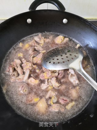 清炖牛肉的做法步骤：1