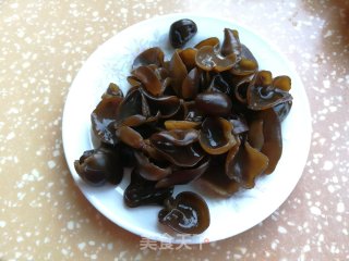 黑木耳荸荠炒肉片的做法步骤：2