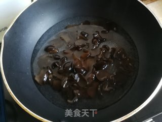 黑木耳荸荠炒肉片的做法步骤：3