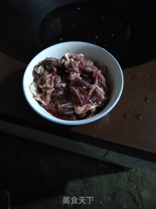酸汤肥牛的做法步骤：1