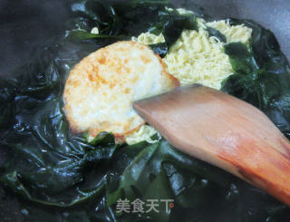 煎鸡蛋裙带菜波纹面的做法步骤：4