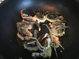 梭子蟹炒年糕的做法步骤：2