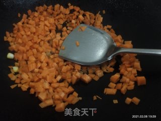 胡萝卜炒玉米的做法步骤：4