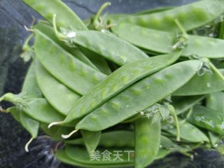 荷兰豆炒麻辣肠的做法步骤：1