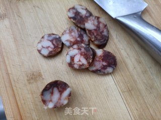 荷兰豆炒麻辣肠的做法步骤：3