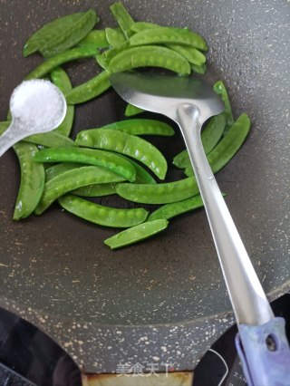 荷兰豆炒麻辣肠的做法步骤：5
