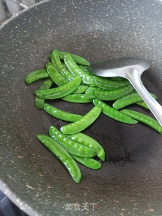 荷兰豆炒麻辣肠的做法步骤：6