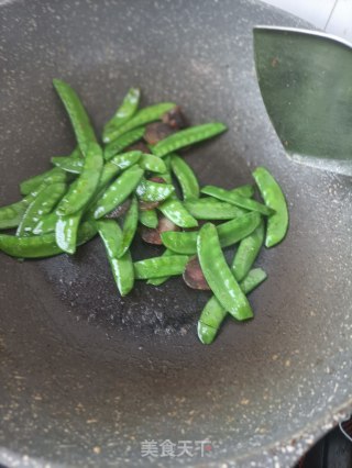 荷兰豆炒麻辣肠的做法步骤：8