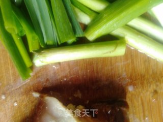 蒜苗炒腊肉的做法步骤：3
