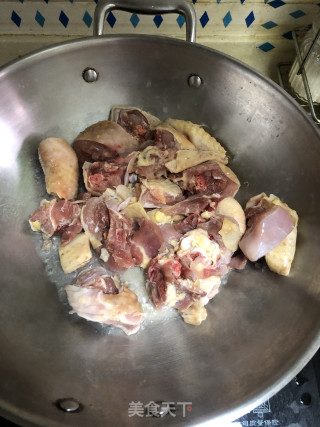 三菇烧土鸡的做法步骤：1