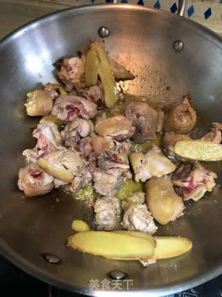 三菇烧土鸡的做法步骤：3