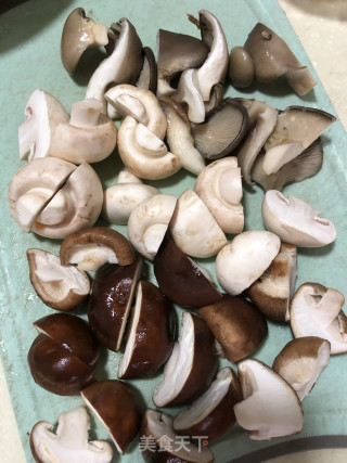 三菇烧土鸡的做法步骤：5