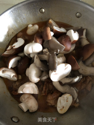 三菇烧土鸡的做法步骤：7