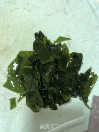煎蛋海带芽汤的做法步骤：1