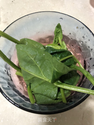 红油菠菜饺的做法步骤：2