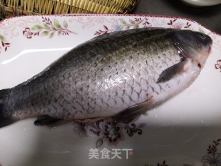 豆瓣鲫鱼的做法步骤：1