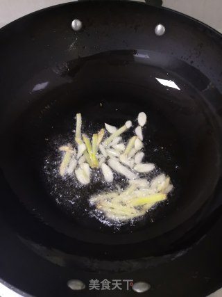 豆瓣鲫鱼的做法步骤：2