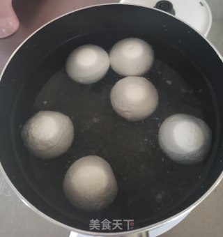 红糖酒酿芝麻大元宵的做法步骤：1