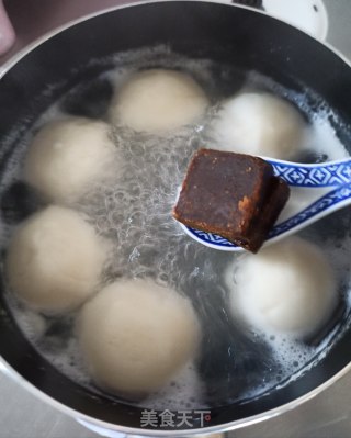 红糖酒酿芝麻大元宵的做法步骤：2