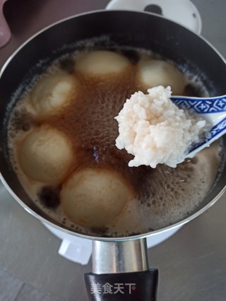 红糖酒酿芝麻大元宵的做法步骤：3