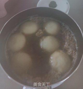 红糖酒酿芝麻大元宵的做法步骤：4